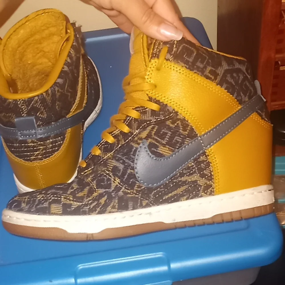 Nikes - Picture 5 of 6